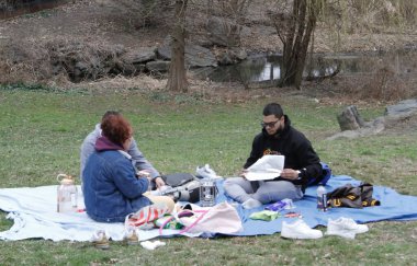 İnsanlar ilkbaharın ilk gününde Central Park 'ı dolduruyor. 20 Mart 2022, New York, ABD: Birçok insan Central Park 'ın ilk gününde piknik yaparken, paten yaparken, gezerken, spor yaparken, egzersiz yaparken, hayvanları beslerken görüldü.