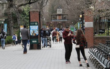 İnsanlar ilkbaharın ilk gününde Central Park 'ı dolduruyor. 20 Mart 2022, New York, ABD: Birçok insan Central Park 'ın ilk gününde piknik yaparken, paten yaparken, gezerken, spor yaparken, egzersiz yaparken, hayvanları beslerken görüldü.