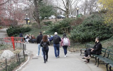 İnsanlar ilkbaharın ilk gününde Central Park 'ı dolduruyor. 20 Mart 2022, New York, ABD: Birçok insan Central Park 'ın ilk gününde piknik yaparken, paten yaparken, gezerken, spor yaparken, egzersiz yaparken, hayvanları beslerken görüldü.
