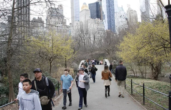 Ludzie Tłoczą Central Park Pierwszego Dnia Wiosny Marca 2022 Nowy — Zdjęcie stockowe