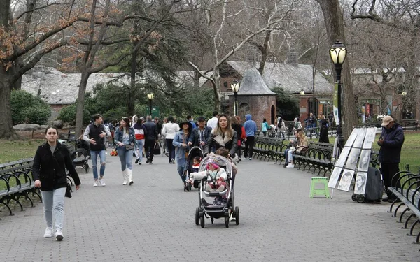 Pessoas Lotam Central Park Primeiro Dia Primavera Março 2022 Nova — Fotografia de Stock