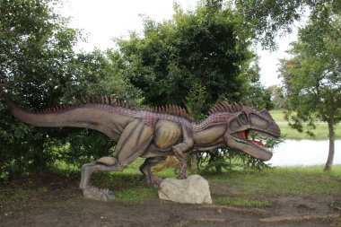 Pinhais, Parana 'daki dinozor parkı. 21 Mart 2022, Pinhais, Parana, Brezilya: Halk, kötü hava koşullarına rağmen 21 Mart Pazartesi günü Pinhais, Curitiba 'daki Aguas Park' taki Dinozor Parkı 'nda serginin keyfini çıkarıyor
