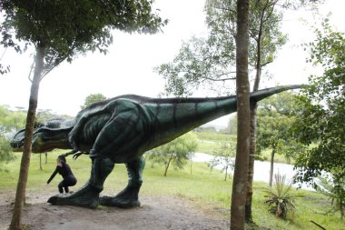 Pinhais, Parana 'daki dinozor parkı. 21 Mart 2022, Pinhais, Parana, Brezilya: Halk, kötü hava koşullarına rağmen 21 Mart Pazartesi günü Pinhais, Curitiba 'daki Aguas Park' taki Dinozor Parkı 'nda serginin keyfini çıkarıyor
