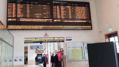 Rimini, İtalya, Ukraynalı mültecileri karşılıyor. 21 Mart 2022, Rimini, İtalya: Geçen hafta sonu, Ukrayna 'dan en az 2 bin mültecinin şehre geldiği Rimini, İtalya' da hareket. Rimini 'deki bir otel Ukraynalı mültecileri tahliye etti. 