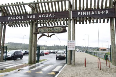 Pinhais, Parana 'daki dinozor parkı. 21 Mart 2022, Pinhais, Parana, Brezilya: Halk, kötü hava koşullarına rağmen 21 Mart Pazartesi günü Pinhais, Curitiba 'daki Aguas Park' taki Dinozor Parkı 'nda serginin keyfini çıkarıyor