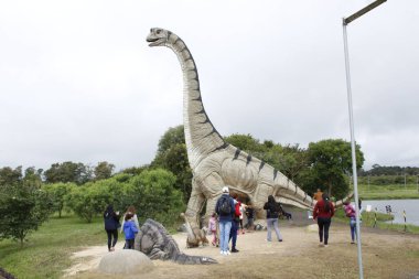 Pinhais, Parana 'daki dinozor parkı. 21 Mart 2022, Pinhais, Parana, Brezilya: Halk, kötü hava koşullarına rağmen 21 Mart Pazartesi günü Pinhais, Curitiba 'daki Aguas Park' taki Dinozor Parkı 'nda serginin keyfini çıkarıyor