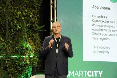 Smart City Expo Curitiba 'nın üçüncüsü Barigui Fuarı' nda geçiyor. 24 Mart 2022, Curitiba, Parana, Brezilya: Smart City Expo Curitiba 'nın üçüncü baskısı sırasında hareket ve dersler, en büyük akıllı şehirler etkinliğinin Brezilya versiyonu