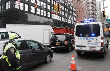 Queensboro köprüsünde aşırı yüklü bir kamyon Manhattan 'da trafiğe neden oldu. 25 Mart 2022, New York, ABD: 2. Cadde 'deki ED Koch Queensboro köprüsünde Roosevelt Adası Tramvay Yolu' nun yanındaki Doğu 59.