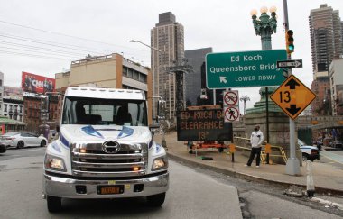Queensboro köprüsünde aşırı yüklü bir kamyon Manhattan 'da trafiğe neden oldu. 25 Mart 2022, New York, ABD: 2. Cadde 'deki ED Koch Queensboro köprüsünde Roosevelt Adası Tramvay Yolu' nun yanındaki Doğu 59.