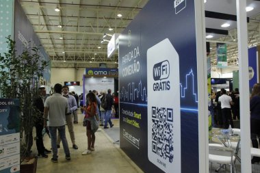 Smart City Expo Curitiba 'nın üçüncüsü Barigui Fuarı' nda geçiyor. 24 Mart 2022, Curitiba, Parana, Brezilya: Smart City Expo Curitiba 'nın üçüncü baskısı sırasında hareket ve dersler, en büyük akıllı şehirler etkinliğinin Brezilya versiyonu