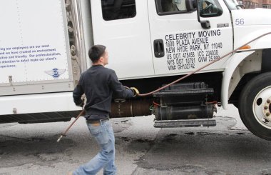Queensboro köprüsünde aşırı yüklü bir kamyon Manhattan 'da trafiğe neden oldu. 25 Mart 2022, New York, ABD: 2. Cadde 'deki ED Koch Queensboro köprüsünde Roosevelt Adası Tramvay Yolu' nun yanındaki Doğu 59.