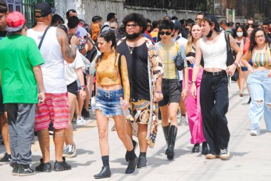 Üçüncü gün Lollapalooza müzik festivali için Interlagos Circuit 'e halk geliyor. 26 Mart 2022, Sao Paulo, Brezilya: Halk, Lollapalooza müzik festivali için Cumartesi günü Sao Paulo 'daki Interlagos Circuit' e gelmeye başlıyor. 