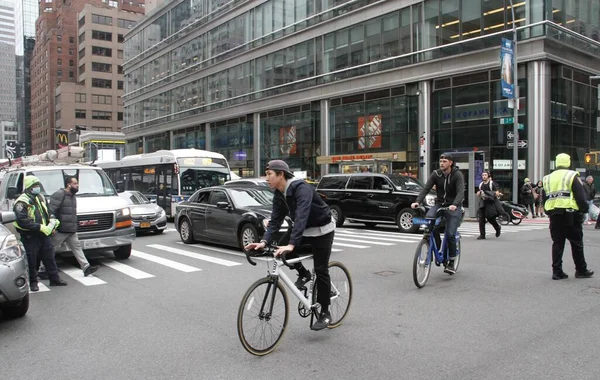 Queensboro Köprüsünde Aşırı Yüklü Bir Kamyon Manhattan Trafiğe Neden Oldu — Stok fotoğraf