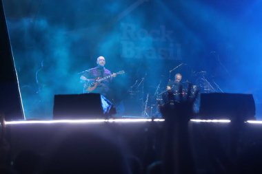 Grup Paramas do Sucesso, Brezilya 'nın Sao Paulo şehrinde düzenlenen Rock Müzik Festivali' nde sahne aldı. 27 Mart 2022, Sao Paulo, Brezilya: Band Paralamas do Sucesso, Latin Amerika Anıtı 'nda' Rock Müzik Festivali 40 Yıl 'sırasında sahne aldı.