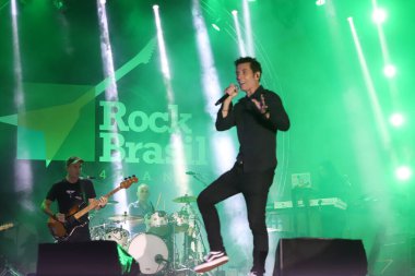 Brezilyalı grup Capital Inicial, Brezilya 'nın Sao Paulo şehrinde düzenlenen Rock Müzik Festivali' nde sahne aldı. 27 Mart 2022, Sao Paulo, Brezilya: Brezilyalı grup Capital Inicial, Latin Amerika Memorial 'da' Rock Müzik Festivali 40 Yıl 'sırasında sahne aldı.