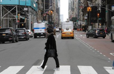 New Yorklular soğuk hava koşullarıyla karşı karşıya kaldılar. 28 Mart 2022, New York, ABD: Pazartesi günü New York 'ta şiddetli bir soğuk hava sıcaklığı 15 ila 30 derece arasında düştü. Kuzeydoğudaki pek çok şehir