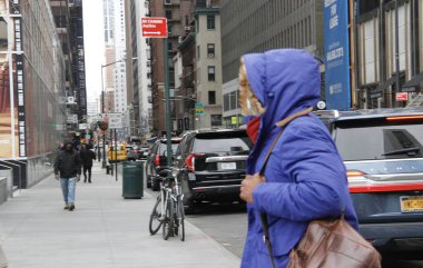 New Yorklular soğuk hava koşullarıyla karşı karşıya kaldılar. 28 Mart 2022, New York, ABD: Pazartesi günü New York 'ta şiddetli bir soğuk hava sıcaklığı 15 ila 30 derece arasında düştü. Kuzeydoğudaki pek çok şehir