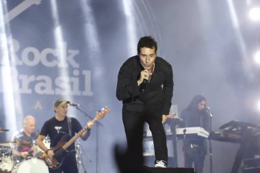 Brezilyalı grup Capital Inicial, Brezilya 'nın Sao Paulo şehrinde düzenlenen Rock Müzik Festivali' nde sahne aldı. 27 Mart 2022, Sao Paulo, Brezilya: Brezilyalı grup Capital Inicial, Latin Amerika Memorial 'da' Rock Müzik Festivali 40 Yıl 'sırasında sahne aldı.