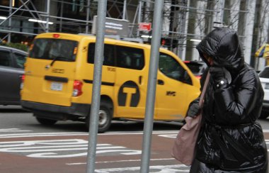 New Yorklular soğuk hava koşullarıyla karşı karşıya kaldılar. 28 Mart 2022, New York, ABD: Pazartesi günü New York 'ta şiddetli bir soğuk hava sıcaklığı 15 ila 30 derece arasında düştü. Kuzeydoğudaki pek çok şehir