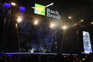 Brezilyalı grup Capital Inicial, Brezilya 'nın Sao Paulo şehrinde düzenlenen Rock Müzik Festivali' nde sahne aldı. 27 Mart 2022, Sao Paulo, Brezilya: Brezilyalı grup Capital Inicial, Latin Amerika Memorial 'da' Rock Müzik Festivali 40 Yıl 'sırasında sahne aldı.