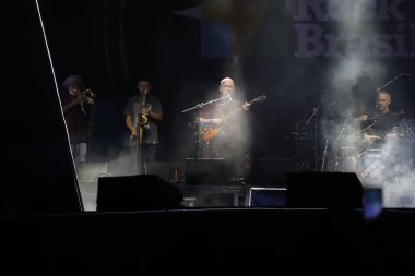 Grup Paramas do Sucesso, Brezilya 'nın Sao Paulo şehrinde düzenlenen Rock Müzik Festivali' nde sahne aldı. 27 Mart 2022, Sao Paulo, Brezilya: Band Paralamas do Sucesso, Latin Amerika Anıtı 'nda' Rock Müzik Festivali 40 Yıl 'sırasında sahne aldı.