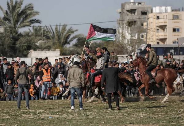 アースデイはパレスチナのガザで行われる 2022年3月28日 ガザパレスチナ パレスチナ人は 毎年3月30日に地球の日が落ちるガザ中央部のディアー バラの地球の日の記念碑の間にラクダと馬に乗っています — ストック写真