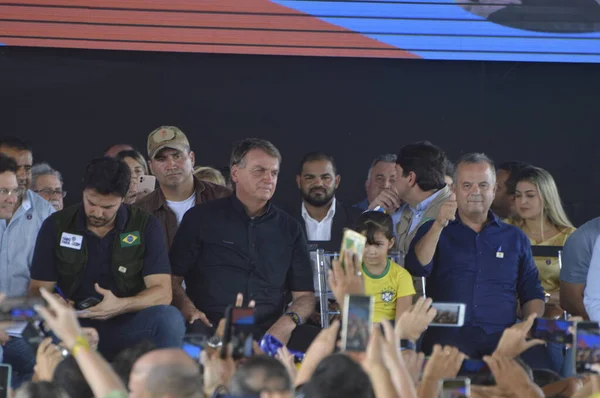 グランデ ノルテ州で パルナミリムの鉄道駅の発足中にブラジル大統領ジェール ボルソナーロ 2022年3月30日ブラジル リオグランデ ノルテ州パルナミリム ブラジル大統領ジェール ボルソナーロ 大臣が同行 — ストック写真