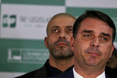 Senatör Flavio Bolsonaro, Daniel Silveira 'yı ziyaret etti ve Yüksek Mahkeme Bakanı Alexandre de Moraes' den elektronik bileklik kararını yeniden gözden geçirmesini istedi. 30 Mart 2022, Brezilya Federal Bölgesi: Senatör Flavio Bolsonaro