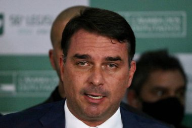 Senatör Flavio Bolsonaro, Daniel Silveira 'yı ziyaret etti ve Yüksek Mahkeme Bakanı Alexandre de Moraes' den elektronik bileklik kararını yeniden gözden geçirmesini istedi. 30 Mart 2022, Brezilya Federal Bölgesi: Senatör Flavio Bolsonaro