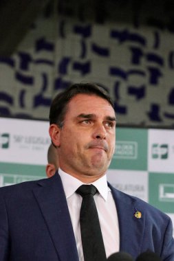 Senatör Flavio Bolsonaro, Daniel Silveira 'yı ziyaret etti ve Yüksek Mahkeme Bakanı Alexandre de Moraes' den elektronik bileklik kararını yeniden gözden geçirmesini istedi. 30 Mart 2022, Brezilya Federal Bölgesi: Senatör Flavio Bolsonaro