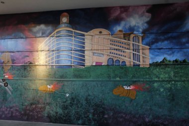 Ressam Michael Devis tarafından yapılan duvar resmi Curitiba şehrinin 329 yıllık onuruna yapıldı. 29 Mart 2022, Curitiba, Parana, Brezilya: Ressam Michael Devis tarafından, Curitiba 'da, alışveriş merkezinin ön cephesinde yapılan duvar resmi