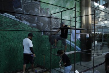Ressam Michael Devis tarafından yapılan duvar resmi Curitiba şehrinin 329 yıllık onuruna yapıldı. 29 Mart 2022, Curitiba, Parana, Brezilya: Ressam Michael Devis tarafından, Curitiba 'da, alışveriş merkezinin ön cephesinde yapılan duvar resmi
