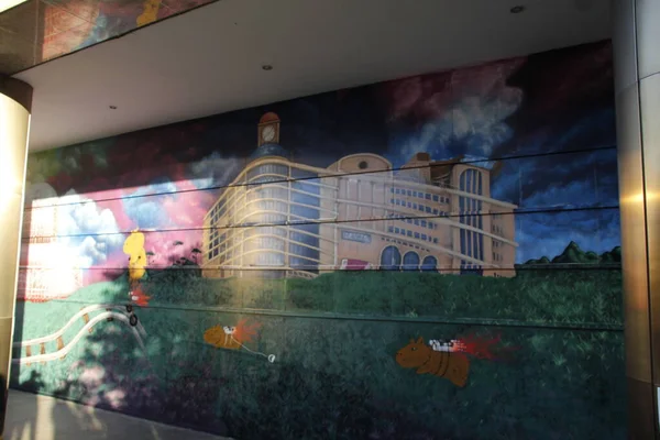 画家Michael Devis为纪念库里提巴市329年的历史而创作的壁画 2022年3月29日 巴西巴拉那库里蒂巴 画家Michael Devis在库里蒂巴市购物城的立面上为纪念这座城市而创作的壁画 — 图库照片