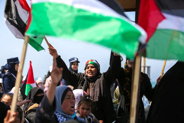 巴勒斯坦人在加沙地带庆祝地球日46周年 2022年3月30日 巴勒斯坦 巴勒斯坦人参加星期三在加沙城港举行的纪念地球日46周年的示威活动 — 图库照片
