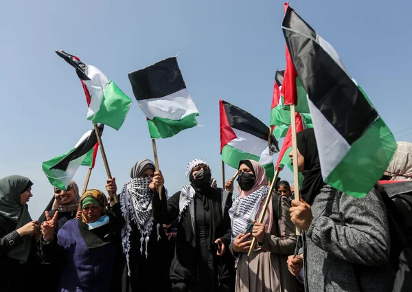 巴勒斯坦人在加沙地带庆祝地球日46周年 2022年3月30日 巴勒斯坦 巴勒斯坦人参加星期三在加沙城港举行的纪念地球日46周年的示威活动 — 图库照片