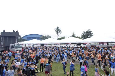 Curitiba Karnavalı Folia 2022, Jockey Arena 'da yapılmaktadır. 2 Nisan 2022, Curitiba, Parana, Brezilya: Gezginler, Curitiba 'daki Jokey Arena' da yer alan Micareta Curitiba Folia 'nın 2022 basımını sallayan elektrikli üçlülerle eğleniyorlar