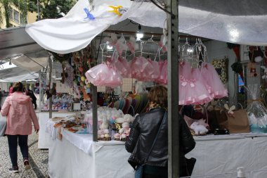 Paskalya Özel Fuarı Curitiba şehir merkezinde düzenlenir. 1 Nisan 2022, Curitiba, Parana, Brezilya: Curitiba şehir merkezindeki Osorio ve Santos Andrade Squares 'de düzenlenen Paskalya Özel Fuarına 1 Nisan Cuma günü halk katılıyor.)