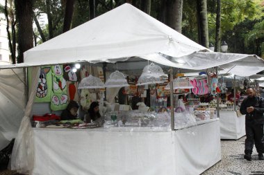 Paskalya Özel Fuarı Curitiba şehir merkezinde düzenlenir. 1 Nisan 2022, Curitiba, Parana, Brezilya: Curitiba şehir merkezindeki Osorio ve Santos Andrade Squares 'de düzenlenen Paskalya Özel Fuarına 1 Nisan Cuma günü halk katılıyor.)