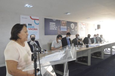 Rio Grande do Norte hükümeti maske kullanımının isteğe bağlı olacağını duyurdu. 31 Mart 2022, Natal, Rio Grande do Norte, Brezilya: Rio Grando Norte Valisi, Fatima Bezerra, Valilik ofisinde düzenlenen törende 