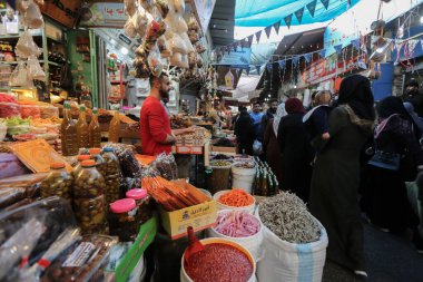 Filistinliler kutsal Ramazan ayı için Gazze 'deki eski El Zawiya pazarından alışveriş yapıyorlar. 1 Nisan 2022, Gazze, Filistin: Filistinliler kutsal Ramazan ayı için Gazze 'deki eski El Zawiya pazarından alışveriş yapıyorlar