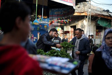Filistinliler kutsal Ramazan ayı için Gazze 'deki eski El Zawiya pazarından alışveriş yapıyorlar. 1 Nisan 2022, Gazze, Filistin: Filistinliler kutsal Ramazan ayı için Gazze 'deki eski El Zawiya pazarından alışveriş yapıyorlar