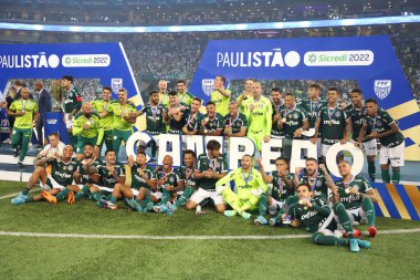 Paulista Futbol Şampiyonası - Finaller: Palmeiras Sao Paulo 'ya karşı. 3 Nisan 2022, Sao Paulo, Brezilya: Palmeiras oyuncuları, Allianz Parque Stadyumu 'nda oynanan 4-0' lık maçta Sao Paulo 'ya karşı kazandığı galibiyetin ardından 2022 yılında şampiyon Paulista' yı kutladılar.