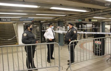 Harlem 125. Sokak Metro İstasyonu 'nda biri vuruldu. 31 Mart 2022, Harlem, New York, ABD: İstasyonun bir kısmının kapatılmasına yol açan Harlem 125 sokak metro istasyonunda biri vuruldu. Aceleye getirilmiş. 