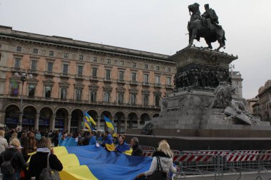 Ukraynalılar Milano 'daki Duomo meydanında toplandılar. 2 Nisan 2022, Milano, İtalya: Milano toplumundan Ukraynalılar, ülkenin bayraklarıyla birlikte Milano 'daki Piazza Duomo' da, Duomo Katedrali 'nin önünde toplandılar.