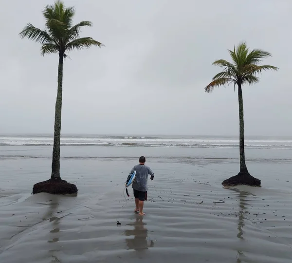 恶劣的天气妨碍了桑托斯海滩上的浴客 2022年4月2日 巴西圣保罗桑托斯 恶劣的天气阻碍了圣保罗南部海岸的Embare和Ponta Praia海滩上的泳客 — 图库照片