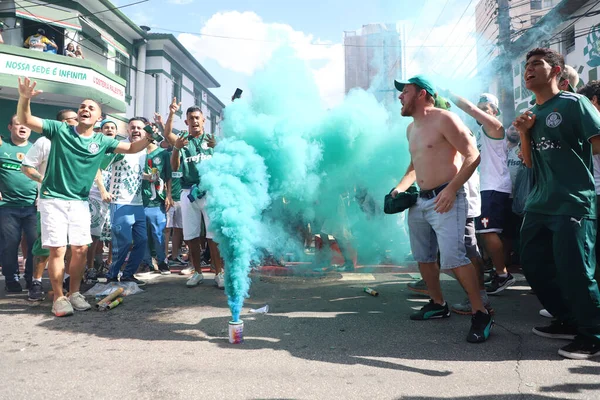 Paulista Futbol Şampiyonası - Finaller: Palmeiras Sao Paulo 'ya karşı. 3 Nisan 2022, Sao Paulo, Brezilya: Sao Paulo 'ya karşı oynanan son Paulista Futbol Şampiyonası için Allianz Parque Stadyumu' nda Palmeiras taraftarları Hareketi