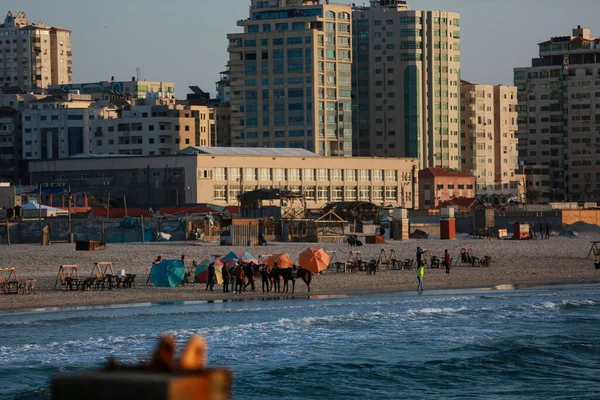 Palestinos Desfrutam Costa Mar Mediterrâneo Gaza Abril 2022 Gaza Palestina — Fotografia de Stock