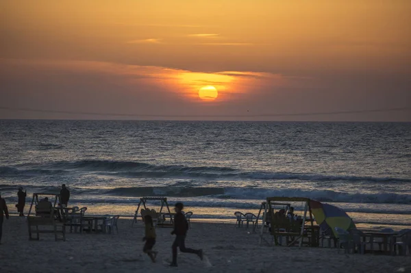 Palestinos Desfrutam Costa Mar Mediterrâneo Gaza Abril 2022 Gaza Palestina — Fotografia de Stock