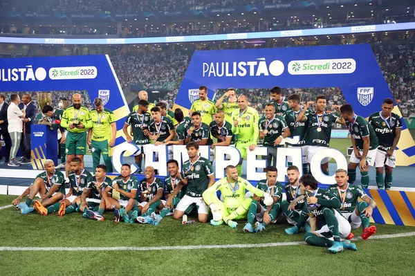 Paulista Futbol Şampiyonası - Finaller: Palmeiras Sao Paulo 'ya karşı. 3 Nisan 2022, Sao Paulo, Brezilya: Palmeiras oyuncuları, Allianz Parque Stadyumu 'nda oynanan 4-0' lık maçta Sao Paulo 'ya karşı kazandığı galibiyetin ardından 2022 yılında şampiyon Paulista' yı kutladılar.