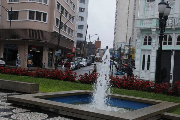 クリチバの街で寒さと雨の午後 2022年4月1日ブラジル パラナ州クリチバ 歩行者は金曜日 パラナ州クリチバ市の霧雨と低温の下を歩く — ストック写真